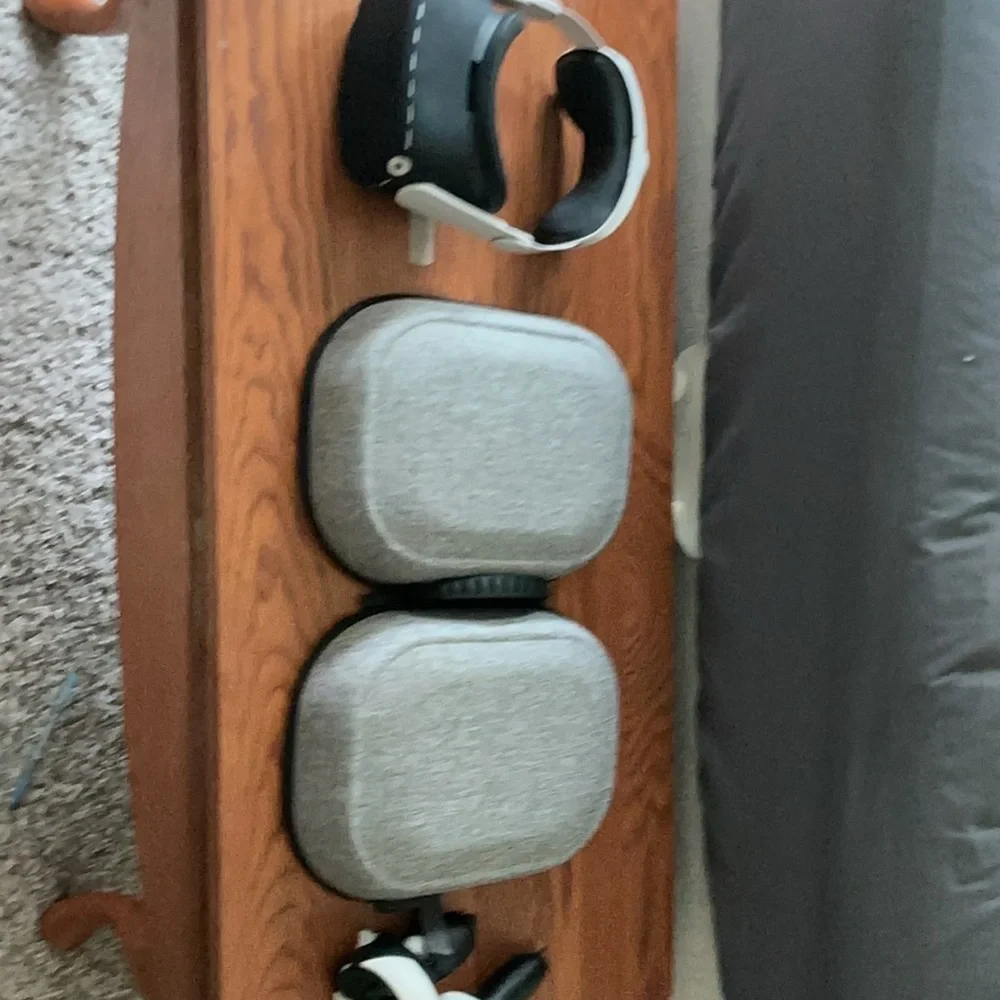 Oculus VR Headset with Controllers - Black and White